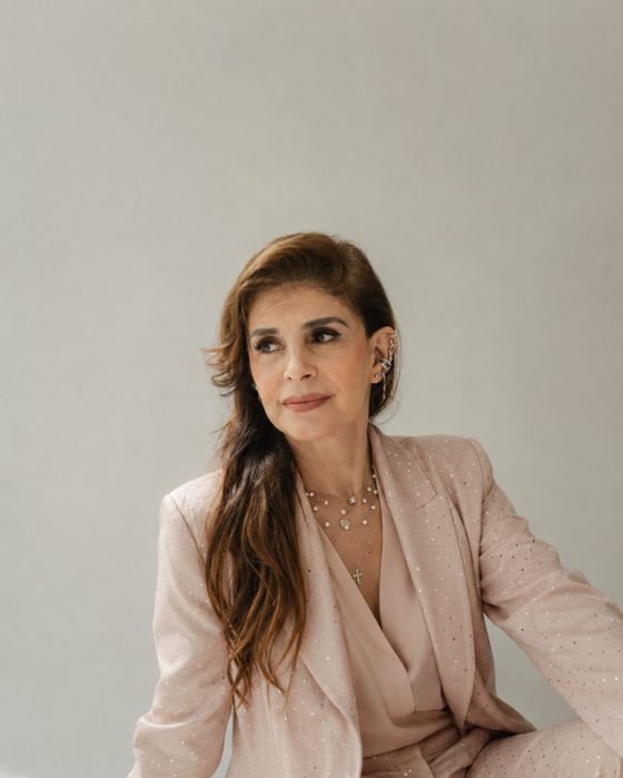 Dra. Zarifa Khoury sentada, em tons claros