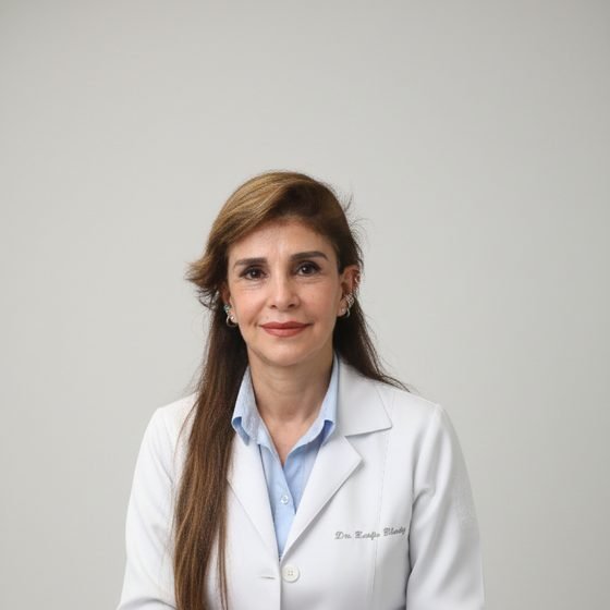 Dra. Zarifa Khoury de jaleco branco, em fundo claro